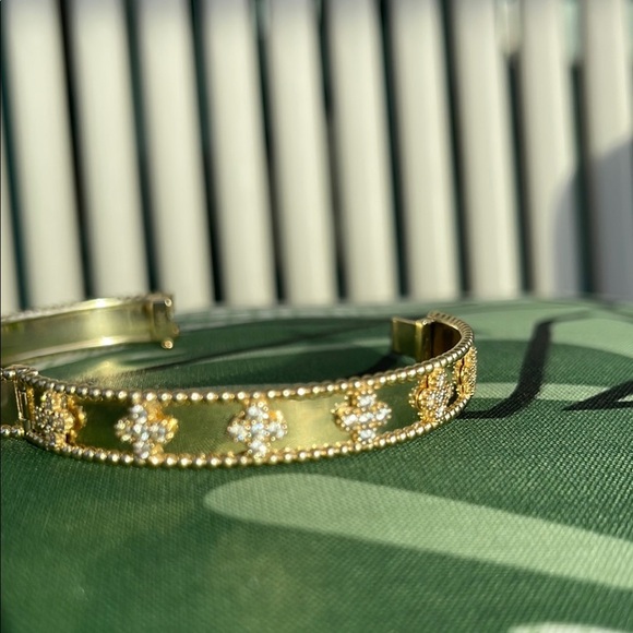 Elegant Gold-Tone Bracelet - Picture 7 of 17